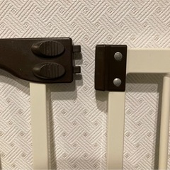 調整可能なホワイト金属製ベビーゲートの画像