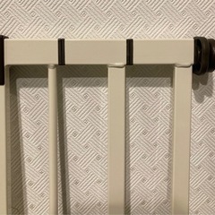 調整可能なホワイト金属製ベビーゲートの画像