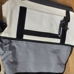 Bianchi(小さめ)ショルダーバックとMICHAELKORS財布の画像