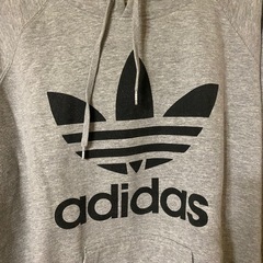 アディダス　オリジナルス　パーカー　ブラック　グレーの画像