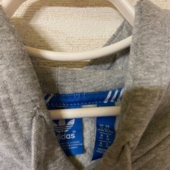 アディダス　オリジナルス　パーカー　ブラック　グレーの画像