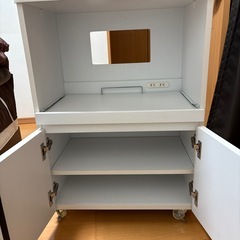 ホワイトキッチンカウンターレンジ台食器棚キャスター付きの画像