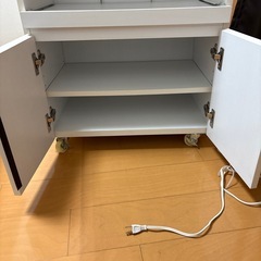 ホワイトキッチンカウンターレンジ台食器棚キャスター付きの画像