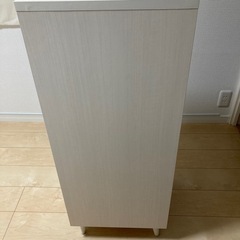 白木5段チェスト⭐︎B-COMPANYビーカンパニー⭐︎40cm角で高さ約1メートル☆北欧風⭐︎取っ手はゴールドの画像