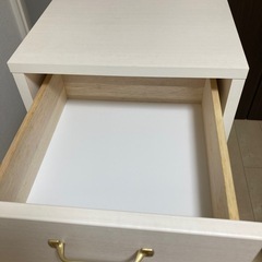 白木5段チェスト⭐︎B-COMPANYビーカンパニー⭐︎40cm角で高さ約1メートル☆北欧風⭐︎取っ手はゴールドの画像
