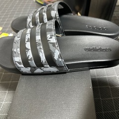 新品adidasサンダルの画像