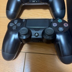 【
中古】PlayStation4 ＆ コントローラ3個 の画像
