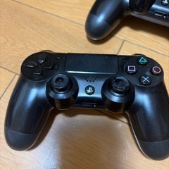 【
中古】PlayStation4 ＆ コントローラ3個 の画像