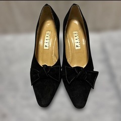 Pitti ピッティ／黒スエードパンプス／リボンデザイン／23.0cmの画像
