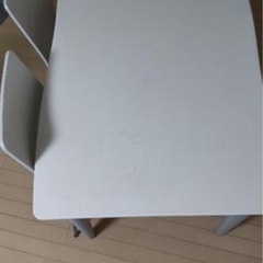 テーブルとイス2脚の画像