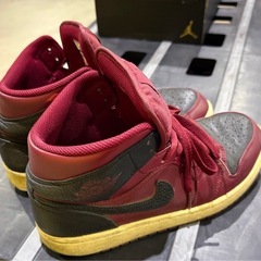 エアジョーダン1 ミッド チーム レッド ブラック ホワイトの画像