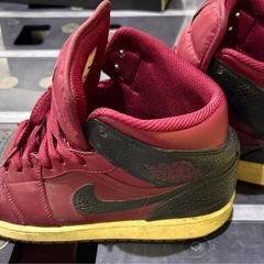 エアジョーダン1 ミッド チーム レッド ブラック ホワイトの画像