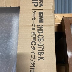 未使用　バスルーム用折戸 浴室ドアとドア枠のセット　YKK-ap  サニセーフII 折戸Cタイプ/外付枠 YW  2ND-CB-0718-K 　の画像