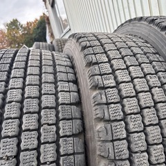 ブリヂストンスタッドレスタイヤ 265/60R22.5 4本
の画像