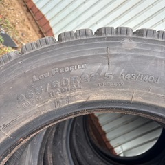 ブリヂストンスタッドレスタイヤ 265/60R22.5 4本
の画像