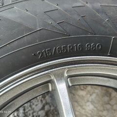 スタッドレスタイヤアルミホイール付き215/65R16の画像