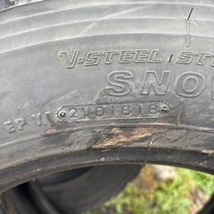 ブリヂストンスタッドレスタイヤ 265/60R22.5 4本
の画像