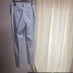 UNIQLO ライトグレー スラックス Sの画像