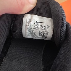 【中古品】NIKEスニーカー　黒　23.5センチの画像