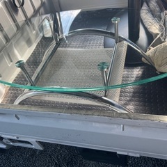 楕円形ガラステーブルの画像