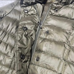 【美品】オリーブ色 ボタン付き ダウンジャケット ゆったり 防寒 軽量 Mの画像