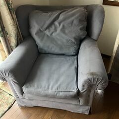 イギリスから輸入した2人掛けソファーと１人掛けソファーのセットの画像