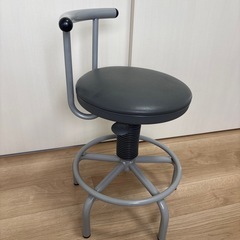 背もたれ付き昇降式スツール（丸椅子）の画像