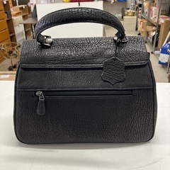 H2511-568 シャークスキン　黒ハンドバッグ　未使用品の画像