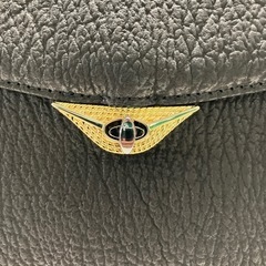 H2511-568 シャークスキン　黒ハンドバッグ　未使用品の画像