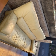 ベッドフレーム、ソファ、ローテーブルなどの画像