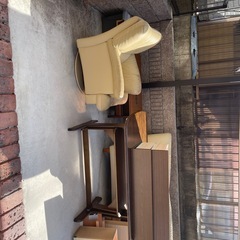 ベッドフレーム、ソファ、ローテーブルなどの画像