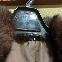 革、毛の付いたロングコート　の画像