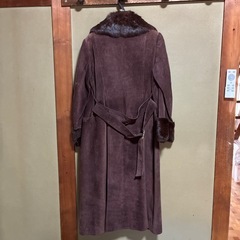 革、毛の付いたロングコート　の画像