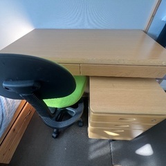 勉強机、椅子、収納付きの画像