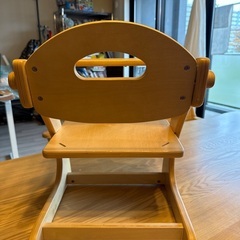 食事　椅子　子どもの画像