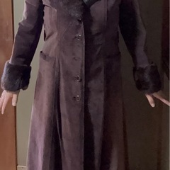 革、毛の付いたロングコート　の画像