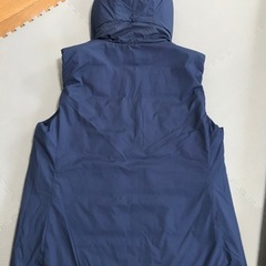 ユニクロリバーシブルダウンベストLサイズの画像