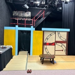 演劇の舞台のスタッフ