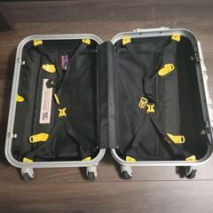 黒のキャリーケース 4輪 キーロック付きの画像