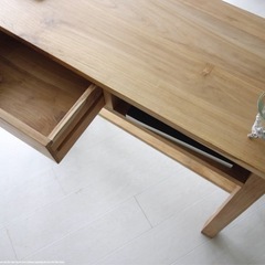 チーク総無垢材 デスク 1dr / パソコンデスク 作業台 ナチュラル 木製 W110cm 真鍮取っ手の画像