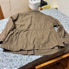 薄い手の上着の画像