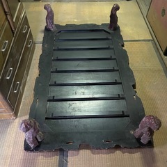 昔の古い木のレトロな茶の間机の画像