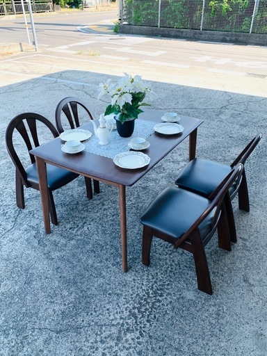 ダイニングチェア　テーブル