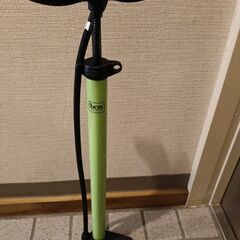 自転車と空気入れの画像
