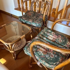 ガラステーブル　ラタン　椅子セットの画像