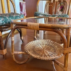 ガラステーブル　ラタン　椅子セットの画像