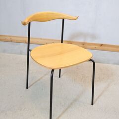 CRASH GATE(クラッシュゲート)/NOR(ノル)のラウルダイニングチェア です。アッシュ材とスチール脚の異素材の組み合わせがスッキリと洗練された印象のセミアームチェアです。の画像