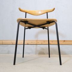 CRASH GATE(クラッシュゲート)/NOR(ノル)のラウルダイニングチェア です。アッシュ材とスチール脚の異素材の組み合わせがスッキリと洗練された印象のセミアームチェアです。の画像