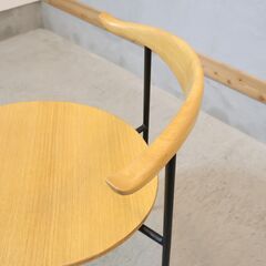 CRASH GATE(クラッシュゲート)/NOR(ノル)のラウルダイニングチェア です。アッシュ材とスチール脚の異素材の組み合わせがスッキリと洗練された印象のセミアームチェアです。の画像