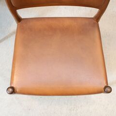 デンマークのメーカーJ.L.Moller(ジェイ.エル.モラー)社のNo.80 ダイニングチェア 2脚セット。チーク材のナチュラルな質感とスッキリとしたデザインが特徴の木製椅子。北欧家具をインテリアにの画像